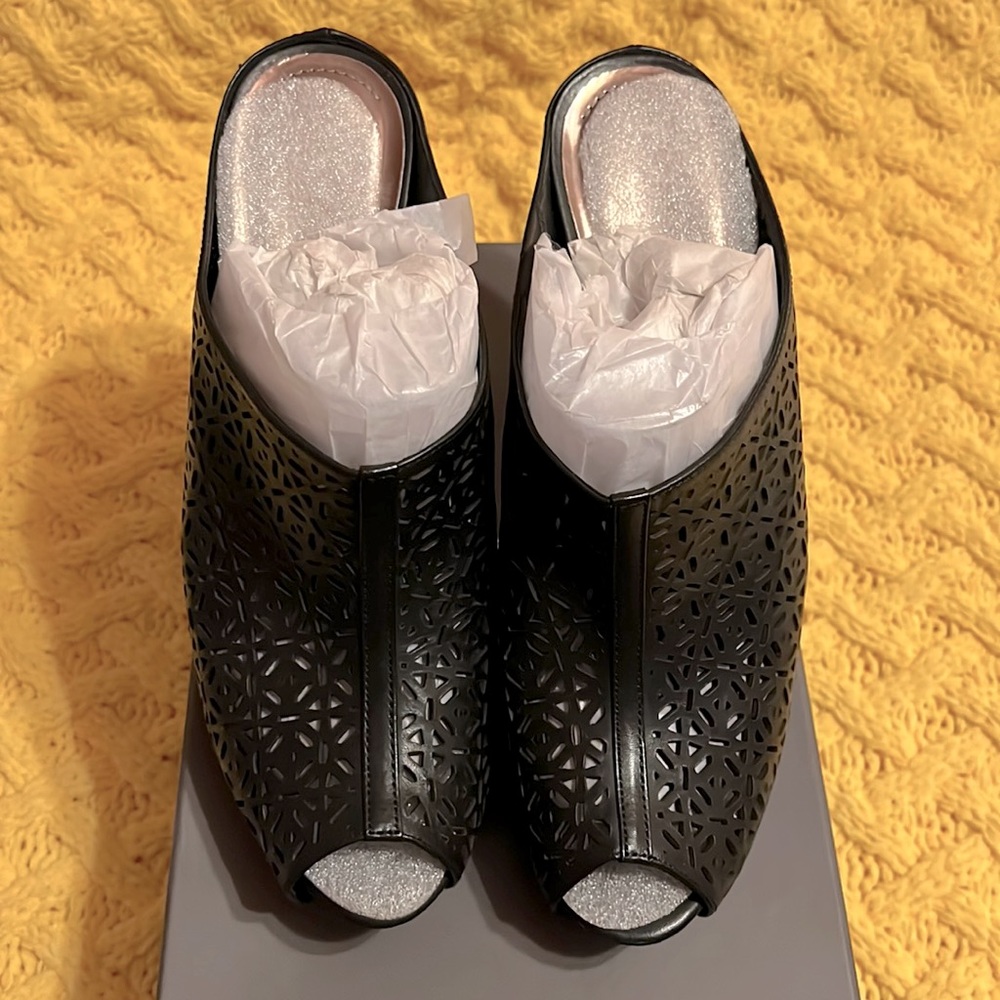 Vince Camuto black leather mule sandal in size 11